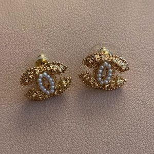 Authentic Chanel Baroque CC stud earrings w/Pearl